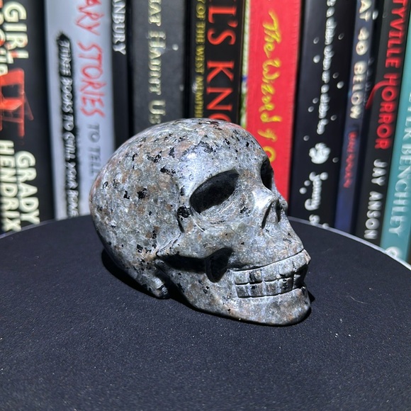 Other - (1) Yooperlite Skull - UV Reactive For Days